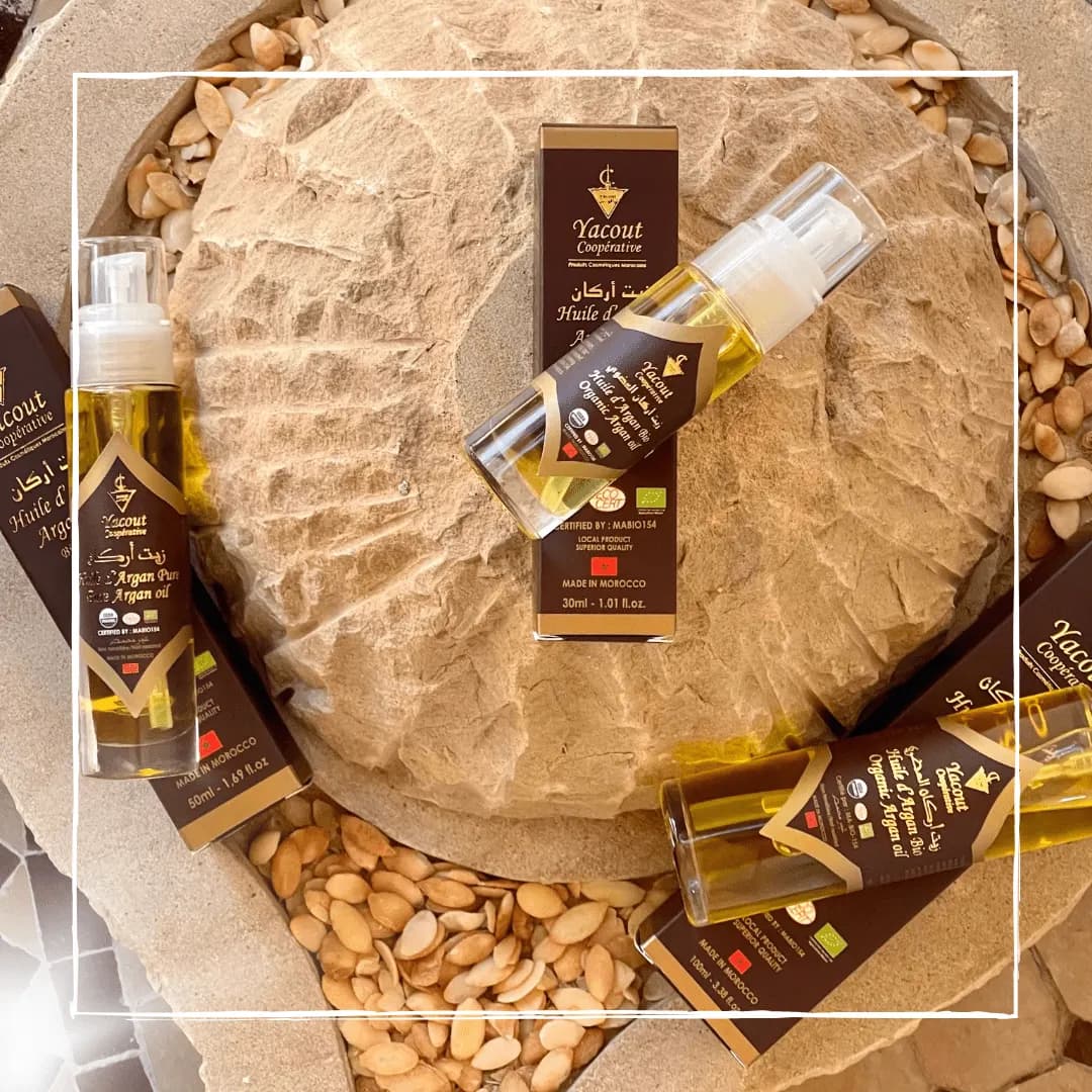 Aceite de argán de Belleza Marroquí con gotero dorado y nueces de argán naturales