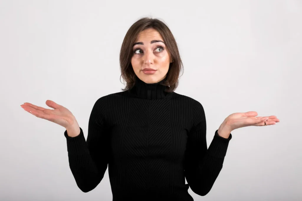 Mujer con expresión de duda preguntándose si el aceite de argán resuelve su problema capilar