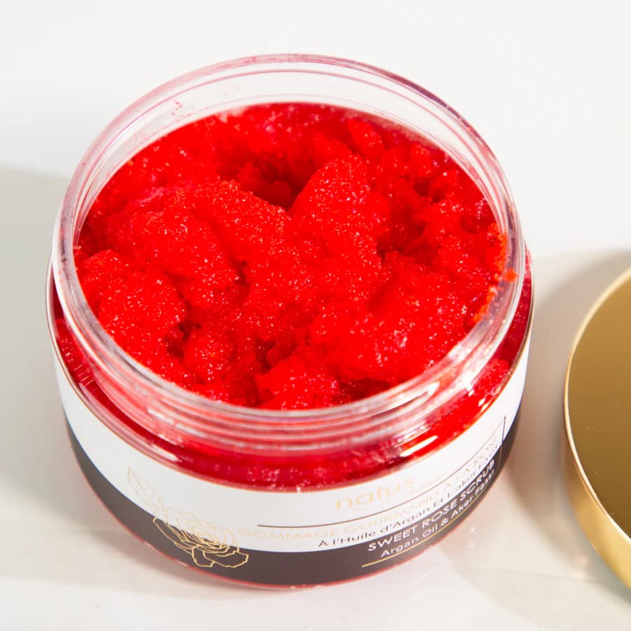 Exfoliante Aker Fassi y aceite de argán de Natus Marrakech con pétalos de rosa y polvo de Aker Fassi