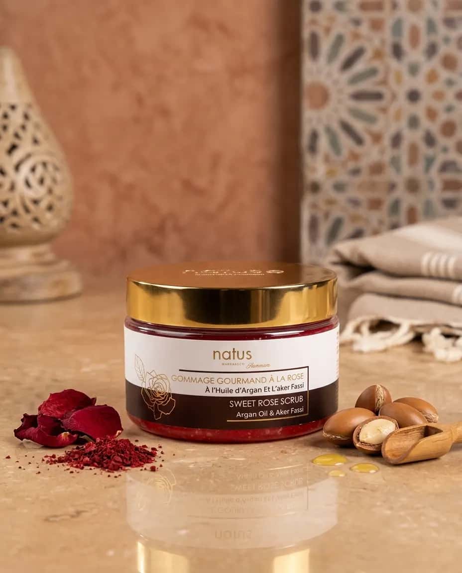 Exfoliante Aker Fassi y aceite de argán Natus Marrakech sobre mármol de hammam marroquí