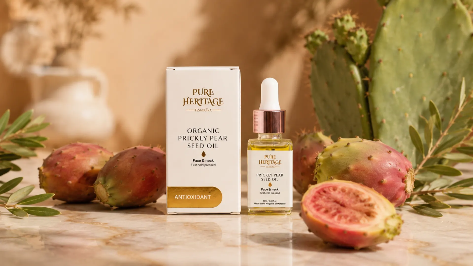 Aceite de higo chumbo puro Pure Heritage Essaouira con frutos de chumbera y nopal sobre mármol